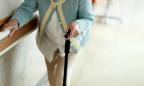 Con trai đánh mẹ 77 tuổi gãy xương sườn để “đòi” mật khẩu thẻ ATM