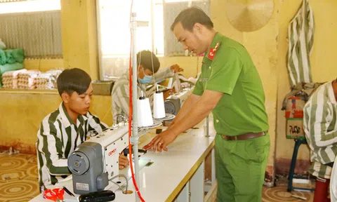 "Hạ gục" côn đồ cộm cán bằng tình thương