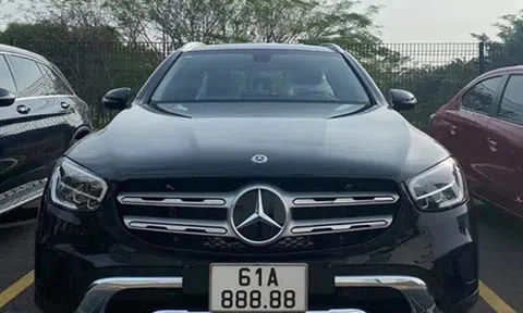 Mua Mercedes tặng vợ, chồng bấm được biển ngũ quý 8, xứng danh "bàn tay vàng trong làng bốc số"