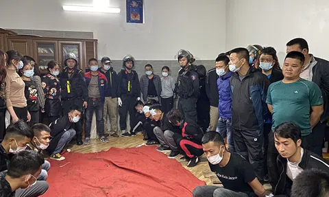 Gần 100 cảnh sát 'đột kích' phá sới xóc đĩa khủng, 2 bà bầu cũng tham gia