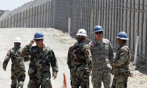 Binh sĩ Mỹ duy trì hoạt động, thiết lập 'hàng rào số' tại biên giới Mexico
