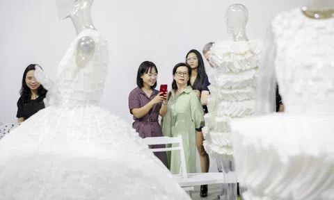 Hàng trăm tín đồ thời trang và nghệ thuật xếp hàng dài tham dự triển lãm "Cục im lặng" của NTK Công Trí