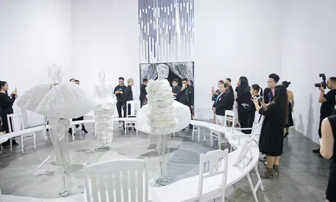 Mê mẩn ngắm nhìn loạt tác phẩm thời trang của Công Trí trong không gian đậm tính duy mĩ tại triển lãm "Cục im lặng"