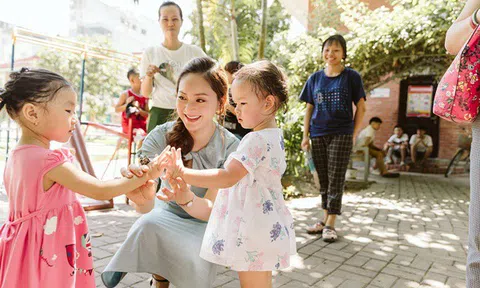 Con gái hơn 2 tuổi của Lan Phương chơi đùa tại làng trẻ em SOS