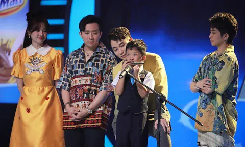 Trấn Thành, Trúc Nhân không cầm được nước mắt khi em bé mồ côi khiếm thị - khiếm thính đàn cho mình hát