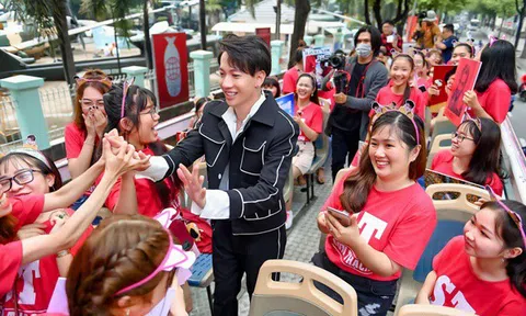 S.T Sơn Thạch gặp gỡ người hâm mộ trên xe bus 2 tầng, góp phần quảng bá du lịch Tp.HCM