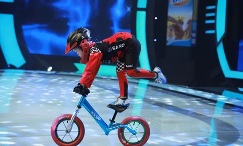 Em bé 5 tuổi bốc đầu, giữ thăng bằng trên xe đạp đến Trấn Thành cũng phải chào thua