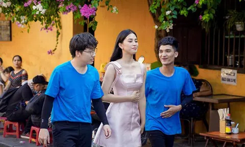 Theo chân Hoa hậu Tiểu Vy nếm thử bánh bèo, bánh xoài phố cổ Hội An