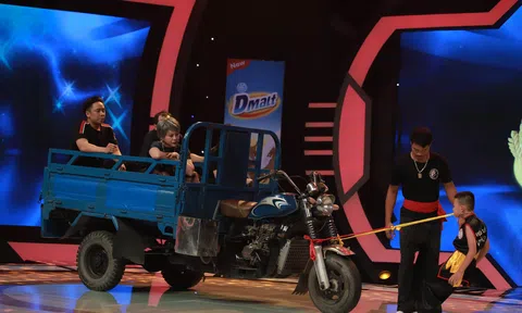 Dùng răng kéo xe lôi cùng người ngồi trên nặng gần 900kg, cậu bé 10 tuổi khiến Trấn Thành, Hari Won kinh ngạc