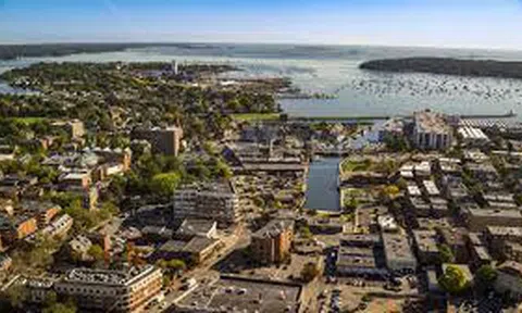 Nơi cấm vợ chồng ở chung phòng mà... không mặc quần áo