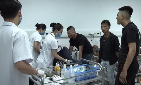 "Lửa ấm" tập 14: Côn đồ đến làm loạn bệnh viện, Minh (NSƯT Quốc Thái) bỏ mặc điện thoại của vợ