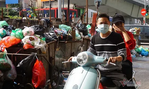 Công ty môi trường chậm trả lương công nhân, đường phố Hà thành lại ngập rác thải