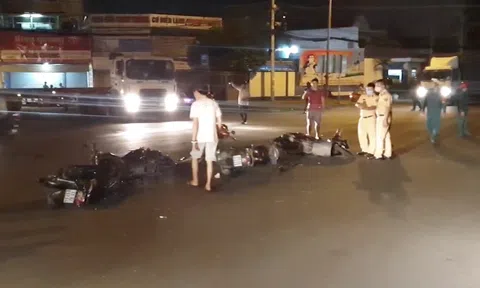 Ô tô tông 10 xe máy dừng đèn đỏ, nhiều người nhập viện trong đêm