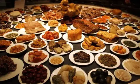 Đồ ăn thừa của Hoàng đế sau mỗi bữa ngự thiện được cung nữ và thái giám Tử Cấm Thành đưa đến chỗ ít ai ngờ