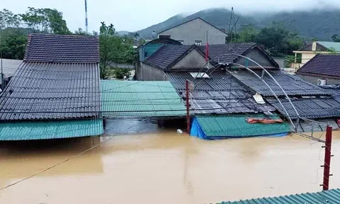 Mưa lớn, thủy điện xả lũ, nhiều khu vực ở Nghệ An nước ngập lên tận mái nhà