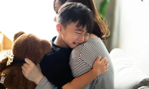 Chuyên gia cảnh báo 6 dấu hiệu bạn đang nuôi dạy một đứa trẻ "yếu đuối"