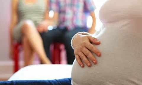 Con sinh ra nhờ phương pháp mang thai hộ thì được xác định là con của ai?