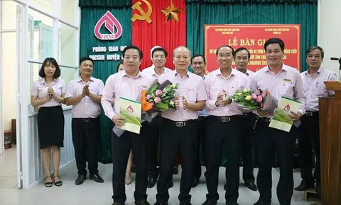 Bàn giao dư nợ 2 thôn ở huyện miền núi A Lưới cho Quảng Trị