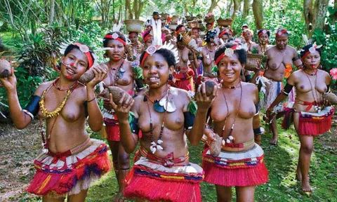 Choáng với bộ tộc phụ nữ được cưỡng bức đàn ông