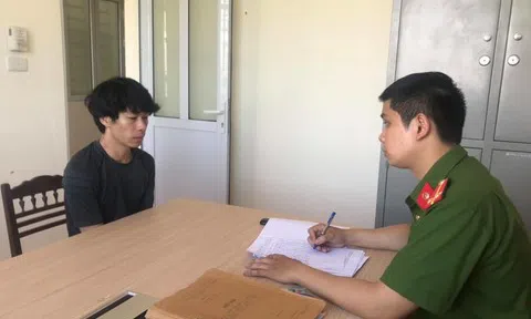 Mang xăng đến đốt nhà mẹ vợ cũ rồi cố thủ trong nhà