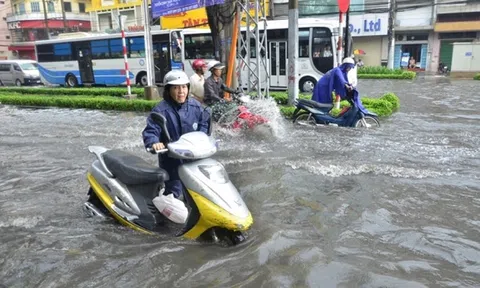Bí kíp đi xe máy qua vùng ngập nước để không bị chết máy