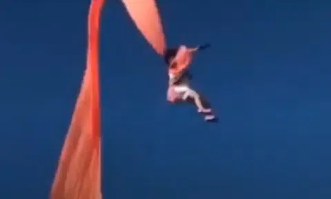 Clip: Em bé đang chơi thả diều thì bị gió mạnh hất tung lên trời