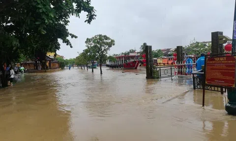 Miền Trung chìm trong mưa lũ, nguy cơ sạt lở lũ quét hiện diện