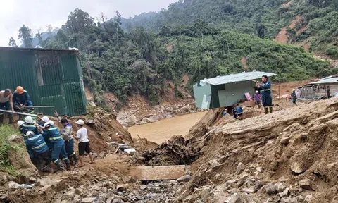 Vụ sạt lở tại Phước Sơn: Khẩn trương gùi hàng tiếp ứng cho người dân