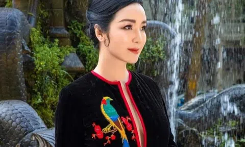 Ngỡ ngàng vẻ quyến rũ ngọt ngào của Hoa hậu 49 tuổi biết 5 ngoại ngữ