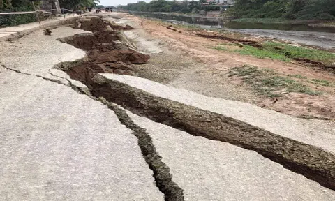Bạch Hạ - Phú Xuyên: Sụt lún đê kinh hoàng, người dân mất đường đi