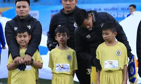 Để trẻ mặc áo cộc giữa trời rét cắt da cắt thịt, BTC Siêu Cup Quốc gia nhận lỗi