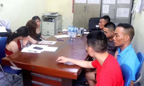 Nhóm nam nữ rủ nhau mua ma túy sử dụng trong quán karaoke