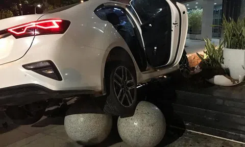 Ô tô lao vào Trung tâm hành chính Đà Nẵng sau va chạm với xe máy