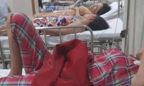 22 người nhập viện sau tiệc cưới có món tiết canh cua