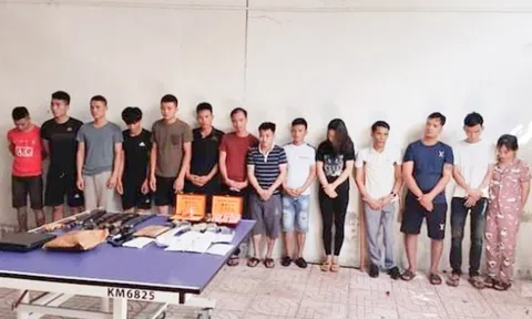 Bắt sới bạc nam nữ, thu giữ tiền cùng súng và đao kiếm