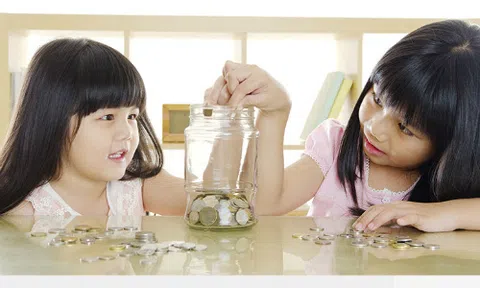 Con tương lai nghèo đói chỉ vì thói quen chi tiêu của cha mẹ hiện tại