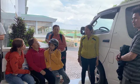 Người dân làng hoa giấy Thanh Tiên hối hả vào dịp Tết