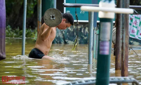 Clip: Người dân Thủ đô bì bõm tập thể dục khi nước sông Hồng dâng cao