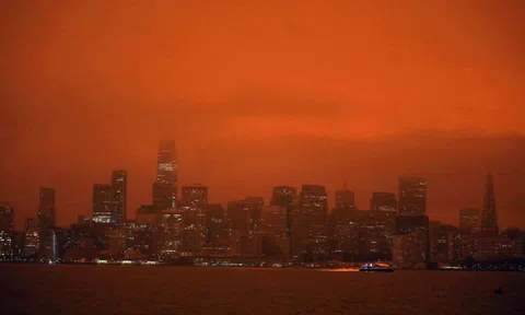 Bầu trời chuyển sang màu cam vì cháy rừng lan rộng ở Mỹ