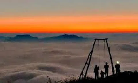 Chiêm ngưỡng biển mây Tây Bắc bồng bềnh ở độ cao hơn 2.000 m và trải nghiệm "xích đu giữa trời"