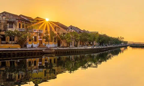 Video: Phố cổ Hội An đẹp mơ màng, níu chân khách du lịch