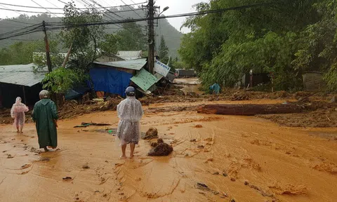 Sạt lở đất nghiêm trọng tại Quảng Nam, vùi lấp nhiều nhà dân