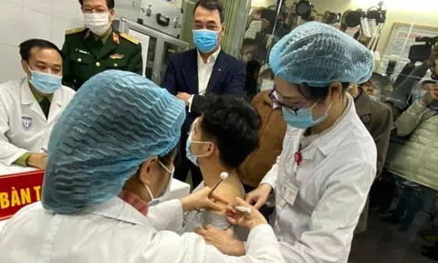 3 người Việt Nam đã tiêm thử nghiệm những mũi vaccine COVID-19 đầu tiên