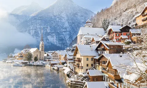 Video: Ngắm cảnh mùa đông tuyết trắng ở ngôi làng cổ bậc nhất châu Âu