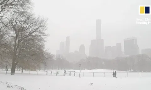 Video: Tuyết rơi dày, phủ trắng New York