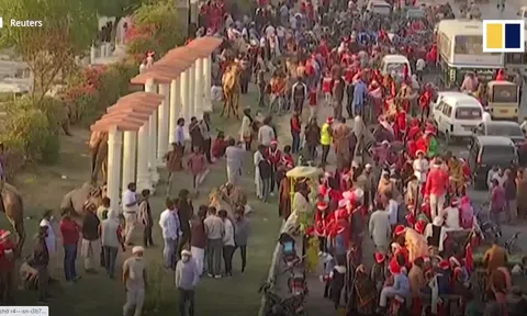 Video: Bất chấp dịch COVID-19, người Pakistan vẫn xuống đường tụ tập đón Giáng sinh