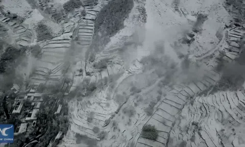 Video: Băng tuyết trắng xóa trên Thái Hành Sơn