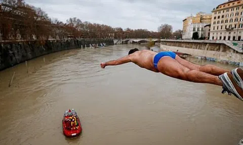 Video: Độc đáo truyền thống nhảy xuống sông để mừng năm mới ở Italy