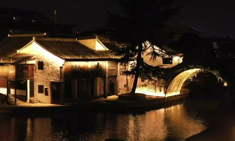 Video: Trình diễn ánh sáng nghệ thuật tại phố cổ của Trung Quốc