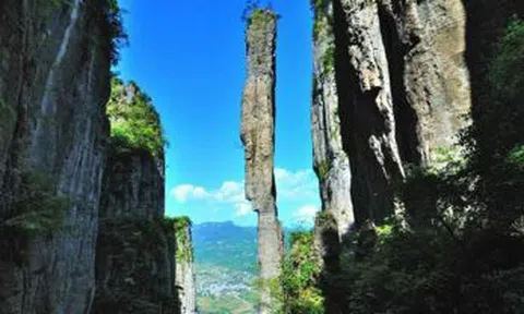 Video: Mục sở thị cột đá "thiên tạo" cao 150m ở Trung Quốc